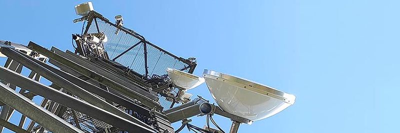 Die neue Richtfunktechnologie mache die glasfaserähnliche Anbindung eines 5G-Mobilfunkstandortes möglich.(Bild:  Ericsson)