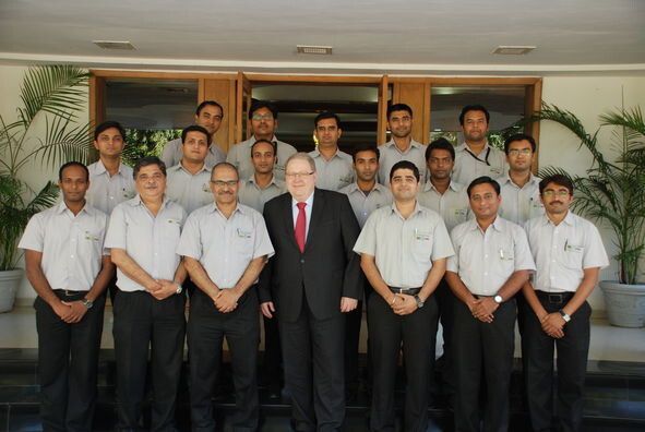 Auf Anhieb haben die Experten am indischen Standort Vadodara das interne Audit zum Schaeffler Technology Center bestanden. Sreepal Rajan Singh Negi (3. v. l., Leiter Schaeffler Technology Center Vadodara) mit seinem Team und Karlheinz Lindner (4. v. l., Leiter Schaeffler Technology Center) (Bild: Schaeffler)