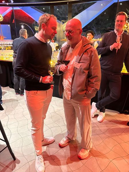 Florian ist wohl etwas neugierig über das Gespräch von Christoph Hertz (visunext) und Bernd Klein (r., TD Synnex Maverick). (Bild: Vogel IT-Medien )