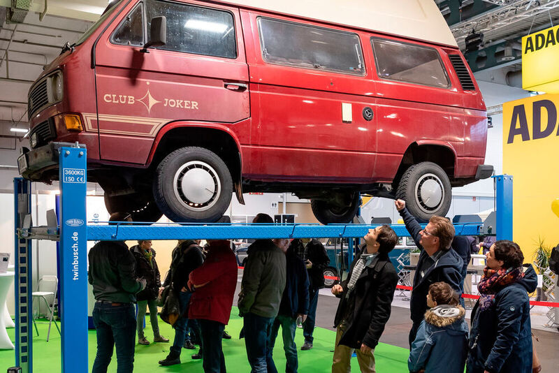 2019 zeigte der Experte Dirk Klöß den Besuchern der Bremen Classic Motorshow, was sie beim Kauf eines T3 beachten sollten. 2020 gibt es eine Neuauflage seines Bulli-Workshops – dieses Mal mit einem präparierten T4. (M3B GmbH/Jan Rathke )