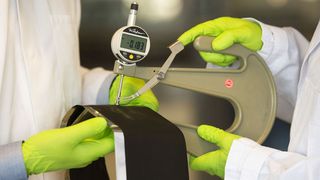 Das IWS-Transferverfahren zur Trockenbeschichtung zielt darauf ab, die Prozesskosten in der Elektrodenbeschichtung spürbar zu reduzieren. (Norbert Millauer)