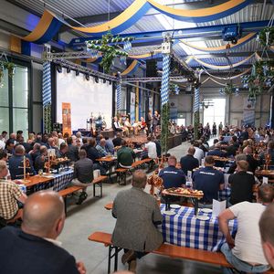 Nach informativen Vorstellungen der Microsteb-Anlagen und jenen der Partner, ging es in Bad Wörishofen im Rahmen der Technologie-Tage 2024 zünftig zu ...(Bild:  Microstep Europa)