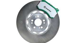 Beschichtete oder wärmebehandelte Bremsscheiben wie hier von Brembo geben deutlich weniger Feinstaub ab und rosten auch nicht – die ideale Kombi für Euro 7 und E-Mobilität. Leider sind sie teuer. (Bild: Brembo)