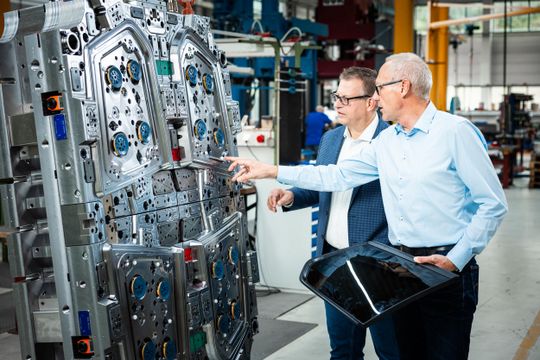 Le surmoulage d'éléments en verre impose des exigences élevées en matière de maîtrise des processus et de précision, car il est indispensable de garantir une qualité stable et reproductible à long terme dans le cadre d'une production en série. Pfaff compte ce procédé exigeant parmi ses compétences clés.(Bild:  Pfaff)