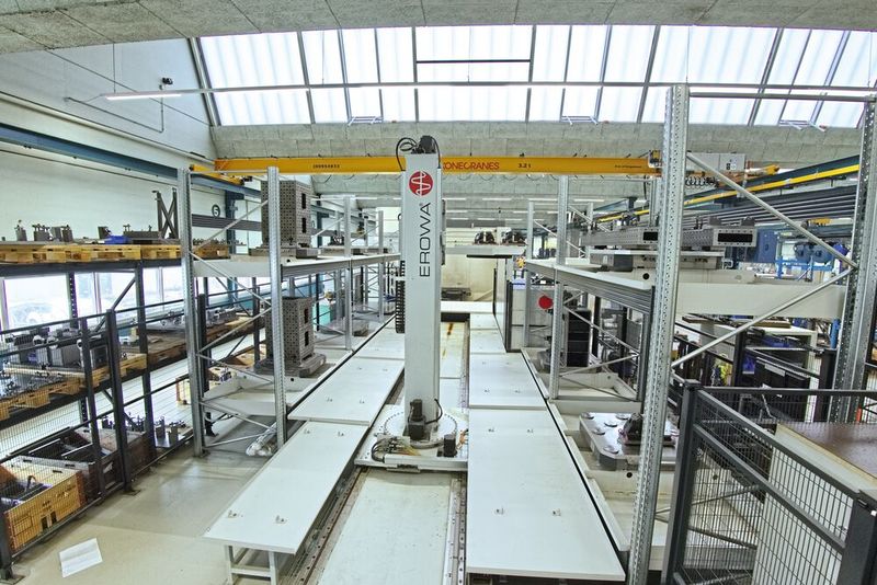 Seitdem Erowa den Automationsspezialisten Schuler übernommen hat, bietet Erowa den gesamten Automationsbereich von Klein- bis Grossteilebearbeitung an. Auch die Steuerungssoftware ist dieselbe. Es sind zehn Palettenplätze und zwölf Paletten sowie ein Rüstplatz realisiert.  (Bild: Matthias Böhm)