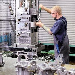 Werkstücke von der Grösse einer Zigarettenschachtel bis zu drei Meter lange Teile werden bei Marxer Novotech bearbeitet. (Bild: Panolin)