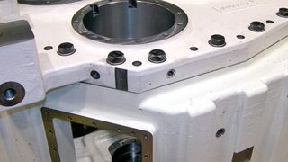 Bild 1: Die Größe des Getriebegehäuses mit drei Lagerbohrungen in Deckel und Gehäuseteil sowie der Abstand zwischen diesen Teilen von etwa 1000 mm erfordern die separate Bearbeitung von Gehäuse und Deckel. Bild: Mikromat (Archiv: Vogel Business Media)