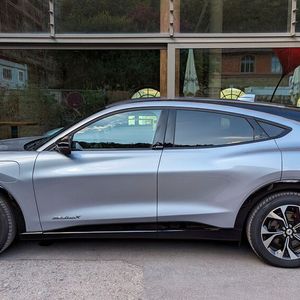 Die Karosserie wirkt muskulös, aber nicht aggressiv. Und die abfallende Dachlinie und das kurze Heck sehen nach einem klassischen GT aus.(Bild:  Rosenow – VCG)