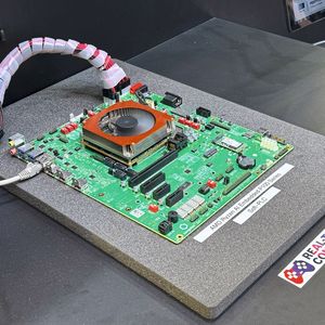 Klassische Soft-SPS: Dieses Evaluierungsboard mit einem „AMD Ryzen AI Embedded“-Prozessor der P100-Serie verwandelt sich durch das Betriebssystem in eine leistungsstarke Steuerung.(Bild:  mc/VCG)