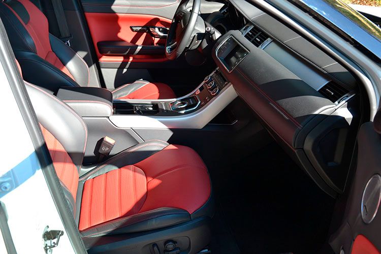 Viel Neues beherbergt auch der Innenraum des Evoque. Hier präsentiert die Modellgeneration 2016 beispielsweise neu gestaltete Sitze und Türverkleidungen. (Foto: Michel)