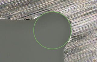 (Bild 2: Einstich zwischen Borde und Laufbahn des untersuchten Eco-Lagers.  Bild: Findling Wälzlager)