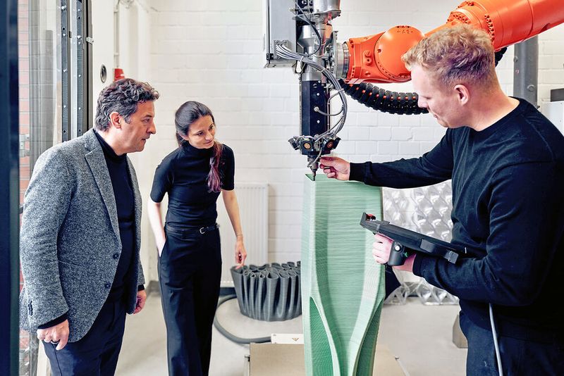Prof. Ulrich Blum (l.) und Moritz Wesseler freuen sich auf weitere Studierendenprojekte wie das von Desislava Paneva und auf Kooperationsprojekte mit Unternehmen, die den digitalen 3D-Druckroboter testen möchten.  (Bild: FH Münster/Luca Stroscher)