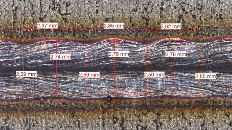 Mit dem Twin-Weld-Verfahren wird eine bessere Vermischung im Schmelzbad erreicht, sodass Spalte schneller überbrückt werden können. Dadurch gewinnt die Schweißnaht an Festigkeit.(Bild:  LMB Automation)