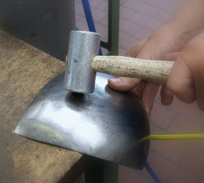 Handwerkliche Fähigkeiten sind gefragt und werden geübt: Zeichnunglesen, Bleche markieren und zuschneiden, formen zu Karosserieteilen und möglicherweise noch lackieren. (Archiv: Vogel Business Media)