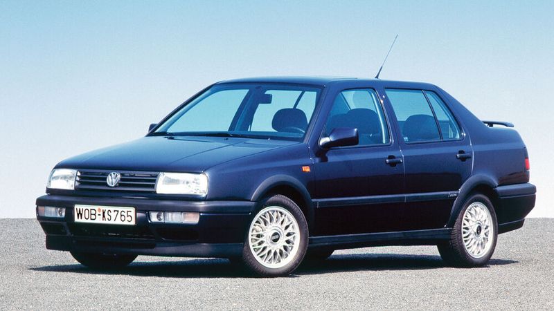 Der Vento sah bieder aus, war als VR6-Modell aber durchaus flott unterwegs. (Bild: Volkswagen AG)