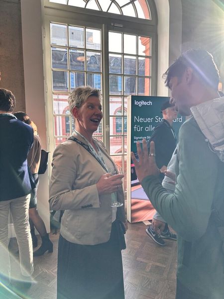 Corinna Götz (Logitech) strahlt vor Freude, wenn sie über ihre Produkte sprechen darf. (Bild: Vogel IT-Medien )