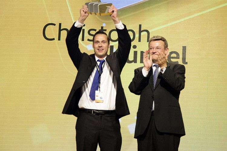 Christoph Künzel (Deutschland) ist bester Serviceberater und erhält von Peter Maiwald den ersten Preis im Rahmen des Wettbewerbs. (Foto: VW)