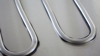 Bei der Fixierung von Rohrleitungen ersetzt Terostat 301 klassische Wärmeleitpasten.  (Bild: Henkel)