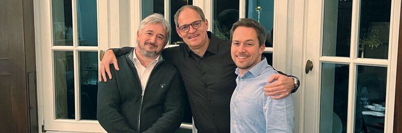 PCG-Chef Oliver Schallhorn (m.) holt Lénárd Buday (l.) und Raphael Schiller, beide Geschäftsführer bei LNW-Soft, in die Public Cloud Group.
