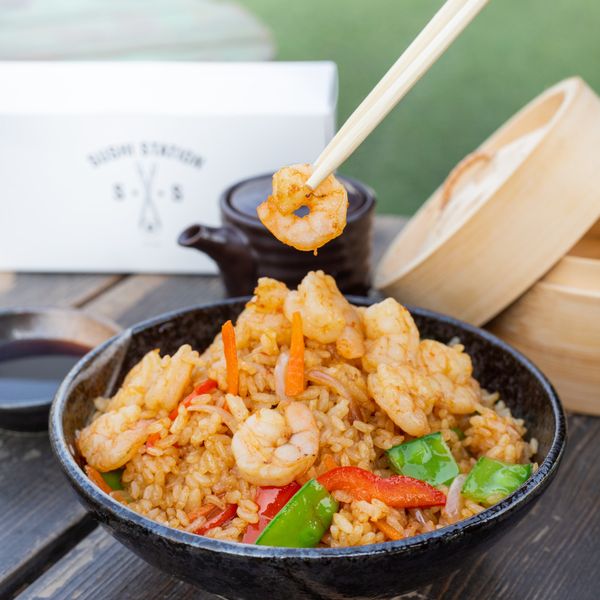 Shrimps aus Seegras und Bohnenprotein Auch Menschen mit Krustentierallergie können in den Genuss von Garnelen kommen. Denn Unternehmen wie  New Wave Foods haben die Verarbeitung von Pflanzenproteinen so perfektioniert, dass sie daraus nun vegane Shrimps herstellen können, die in Geschmack und vor allem Textur den echten Meeresfrüchten ähneln. Sie bestehen nicht aus Garnelenfleisch, sondern aus einer Rezeptur mit Seegras und Mungobohnenprotein. Pflanzenbasierte Imitate von Meeresfrüchten können nicht nur die Bestände der Tiere im Ozean schonen. Auch Antibiotikaresistenzen, die in Aquakulturen ein häufiges Problem sind, ließen sich so umgehen.  Mehr Infos zum Thema gibt es in dem Begleitartikel: Vom Labor auf die Speisekarte: Lebensmittel von morgen (Symbolbild: Unsplash/Anthony Espinosa)