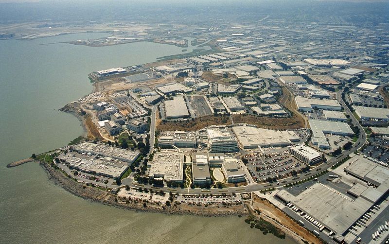 In 2013 beschäftige Roche über 85.000 Mitarbeiter weltweit. Nach eigenen Angaben investierte Roche im vergangenen Jahr 2,48 Millionen Trainingsstunden in seine Mitarbeiter und beschäftigt 20 % Frauen in Führungskräftepositionen. Das Bild zeigt das Novartis-Firmengelände in San Francisco/CA, USA. (Bild: Roche)