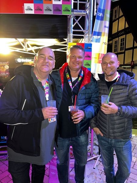 Immer schön in der Nähe der Cocktail-Bar bleiben (v. l.) Oliver Gorges, ITscope, Dirk Bürger, ASUS, und Frank Lohmann, FUJITSU. (Bild: Vogel IT-Medien GmbH)