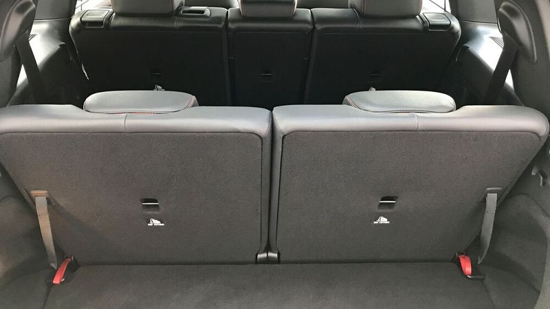 Die dritte Sitzbank empfiehlt Mercedes-Benz nur Personen bis 1,65 Metern Körpergröße. Auf beiden Plätzen und auf den äußeren Sitzen der Fondbank können Kindersitze befestigt werden. (Bild: Rosenow/»kfz-betrieb«)