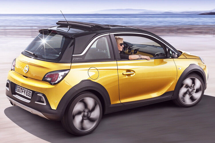 Das serienmäßige Stoffdach lässt sich elektrisch zurückfahren und ist in drei Verdeckfarben erhältlich. (Foto: Opel)