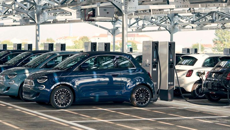 Der Fiat 500 ist ein Verkaufsschlager, aber ob dies für die Elektrovariante auch gelten wird? Der durchschnittliche E-Kunde hätte nämlich gerne mindestens 500 Kilometer Reichweite.(Bild:  Fiat)