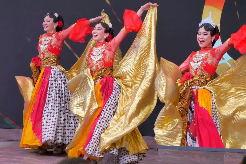Bundeskanzler Olaf Scholz und der Präsident von Indonesien Joko Widodo werden auf der Hannover Messe am indonesischen Pavillion von einer traditionellen Aufführung begrüßt. Indonesien ist 2023 Partnerland der Industriemesse. (Bild: Sandro Kipar/VCG)