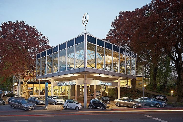 Autohaus im Grünen: Der Betrieb in Hagen ist in ein hügeliges Grundstück förmlich hineingebaut. (Foto: Jürgens)
