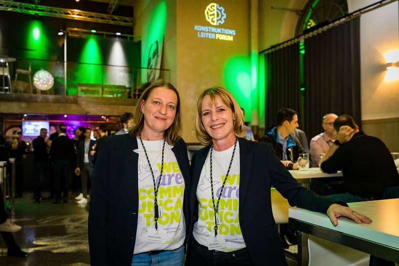 Bei der Abendveranstaltung am Vorabend der Veranstaltung im Maschinenhaus des Bürgerbräus Würzburg kamen bereits zahlreiche Teilnehmer bei gutem Essen und Trinken zusammen. Bereits hier gab es regen Austausch.  (Bild: Stefan Bausewein)