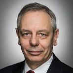 Titel, Name: Michael Vassiliadis  Geburtsjahr, -ort: 1964 in Essen  Funktion: Mitglied des Aufsichtsrats (Prüfungsausschuss)  Firma: BASF SE  Ausbildung: Ausbildung zum Chemielaboranten bei der Bayer AG  Berufliche Laufbahn: Seit 1980: Mitglied bei der IG Chemie, Papier, Keramik (IG CPK) 1994-1997: Geschäftsführer der Verwaltungsstelle der IG CPK in Leverkusen Seit 1997: Vorstandssekretär der IG Bergbau, Chemie, Energie (IG BCE)  2004-2009: Mitglied des geschäftsführenden Hauptvorstandes der IG BCE Seit 2009: Vorsitzender der IG BCE Mitglied des Aufsichtsrats bei der BASF SE  (Bild: IG BCE)