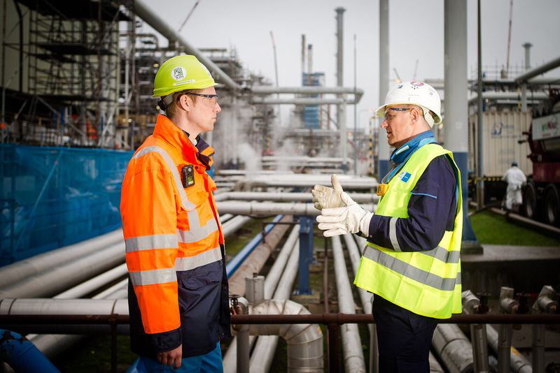 Bilfinger kann bei Arbeiten wie diesen auf das firmeneigene Turnaround-Netzwerk zurückgreifen. Dieses Netzwerk bündelt Mitarbeiter und Kompetenzen von Teilgesellschaften aus ganz Europa und erlaubt es, länder- und firmenübergreifend Spezialistenteams zusammenzubringen.  (Bilfinger)