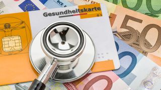 Wer nicht krankenversichert ist, darf sich jederzeit wieder an seine letzte Versicherung wenden – muss aber möglicherweise ausstehende Rechnungen begleichen. (© Zerbor - stock.adobe.com)