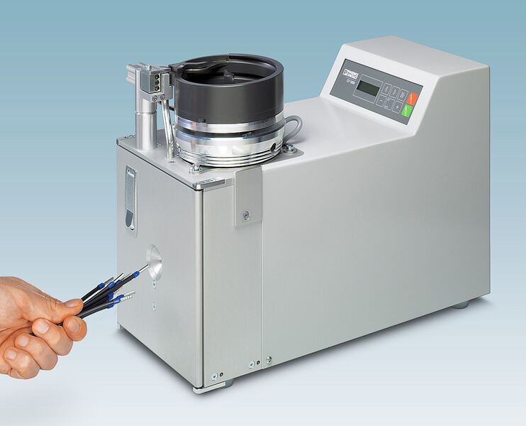 Bild 3: Abisolieren und crimpen in einem Arbeitsgang: Mit seiner modularen Bauweise ermöglicht der CF 1000 Querschnittswechsel in kurzer Zeit. (Bild: Phoenix Contact)