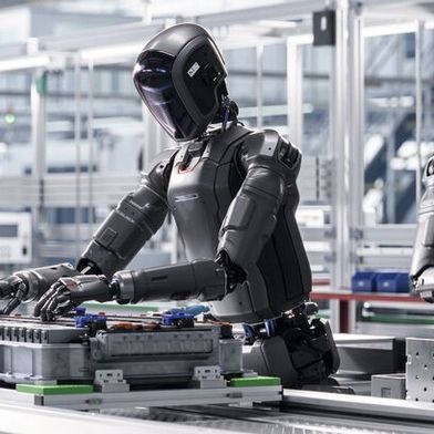 Zukunftsfantasie oder Realität? Humanoide Roboter könnten den Fachkräftemangel auffangen und beispielsweise Aufgaben in der Montage oder auch der Logistik übernehmen.  (Bild: © IM Imagery - stock.adobe.com)