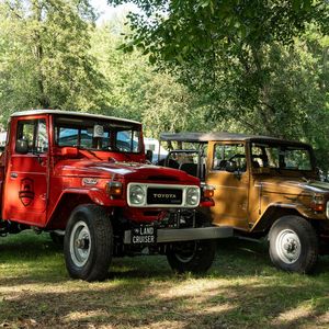 1960 wurde der J4 als Nachfolger des J2 eingeführt und bis 1984 produziert. Der Sechszylinder-Ottomotor leistete nunmehr 145 SAE-PS. Das 3-Gang-Getriebe war mit Lenksäulen- oder Knüppelschaltung lieferbar und um ein zweigängiges Verteilergetriebe mit abschaltbarem Vorderradantrieb ergänzt. Mit diesem Modell wurde der Land Cruiser ab 1977 auch in Deutschland bekannt.(Bild:  Toyota)