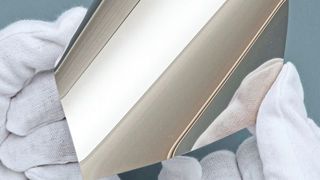 Eine neue Nanosilber-Tinte soll sich sowohl zum Drucken von unsichtbaren Leiterbahnen auf Kunststoffen als auch zur Herstellung von biegsamen Metallfilmen eignen. (Tanaka)