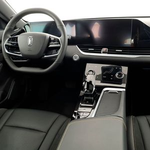 Das Cockpit des B70S verzichtet weitgehen dauf physische Schalter. Allerdings bietet das Modell eine Bedieneinheit mit Drehknöpfen für die Klimaanlage(Bild:  FAW/Indimo)