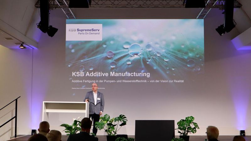 Der Fachingenieur Stephan Braun, von KSB, hält den ersten Vortrag zur additiven Fertigung in der Pumpen- und Wasserstofftechnik. (Bild: Junker / PROCESS)