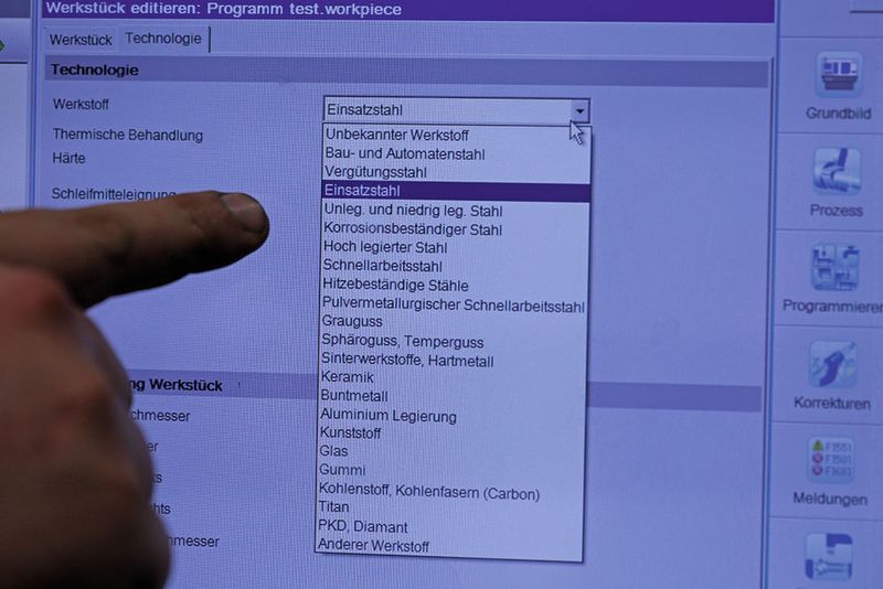 Die Maschine kann direkt per Touchscreen auf das Werkstück hin programmiert werden: Links im Bild die Wahl des Werkstückwerkstoffes, rechts im Bild wird die Oberflächenqualität gewählt. Nach Eingabe aller relevanten Daten bestimmt «Studer Technology» die entscheidenden Parameter. (Matthias Böhm, SMM)
