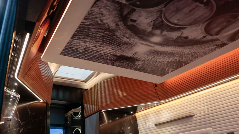 Das 2,10 Meter lange Hubbett lässt sich hydraulisch absenken.  (Bild: Messe Düsseldorf / ctillmann)