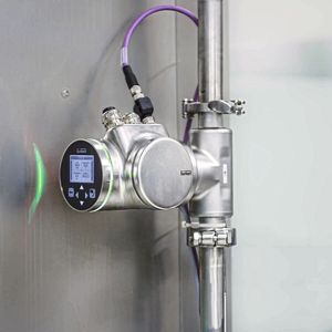 Volumenstrom, Temperatur und Medienwechsel gleichzeitig bestimmen mit dem SAW-Durchflussmesser Flowave von Bürkert.