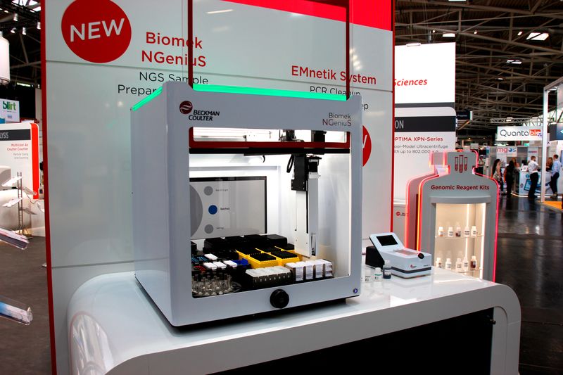 Speziell für die Bibliotheksvorbereitung bei Next Generation Sequencing (NGS) hat Beckman Coulter ein Liquid-Handler-System entwickelt: Biomek N Genius soll Fehler reduzieren, indem es verlegte Laborgeräte sofort erkennt. Die integrierte Software ermöglicht die virtuelle Batch-Einrichtung und Systemüberwachung und der On-Deck-Thermocycler, der Greifer sowie die Aliquotierung der Reagenzien erlauben eine schnellere Arbeit. (LABORPRAXIS, C. Lüttmann)
