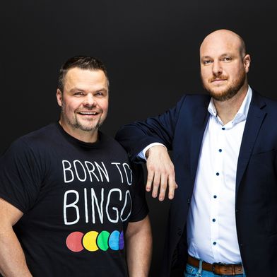Fachkräftemangel kreativ begegnen: Dr. Julien Bobineau (rechts) und Markus Sennefelder bringen Recruiting, HR-Bingo & Paneldiskussionen auf die Bühne der K-Messe 2025. (Bild: Robert Gross Photography)