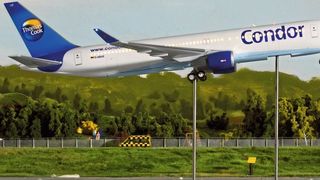 Eines von 52 Flugzeugmodellen hebt vom Knuffingen Airport ab. (Miniatur Wunderland Hamburg)