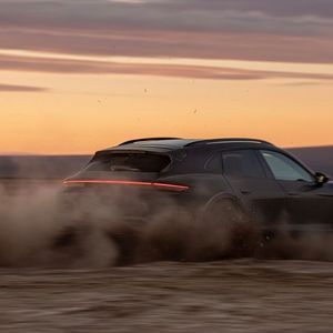 Auch staubige Pisten musste der Cross Turismo absolvieren.(Bild:  Porsche)