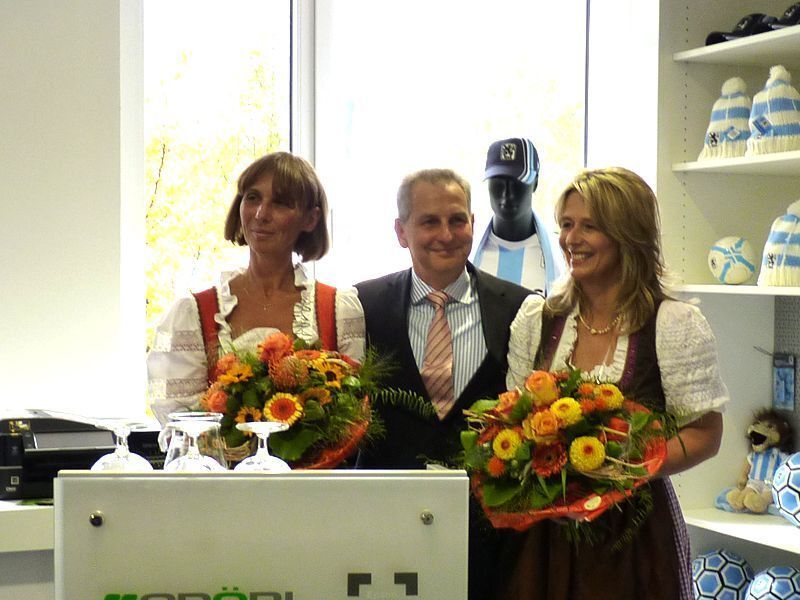 Dietmar Gröbl dankte MarCom Manager Mechthild Knopp von Epson (l.) und seiner Ehefrau für die Unterstützung im Vorfeld. (Archiv: Vogel Business Media)