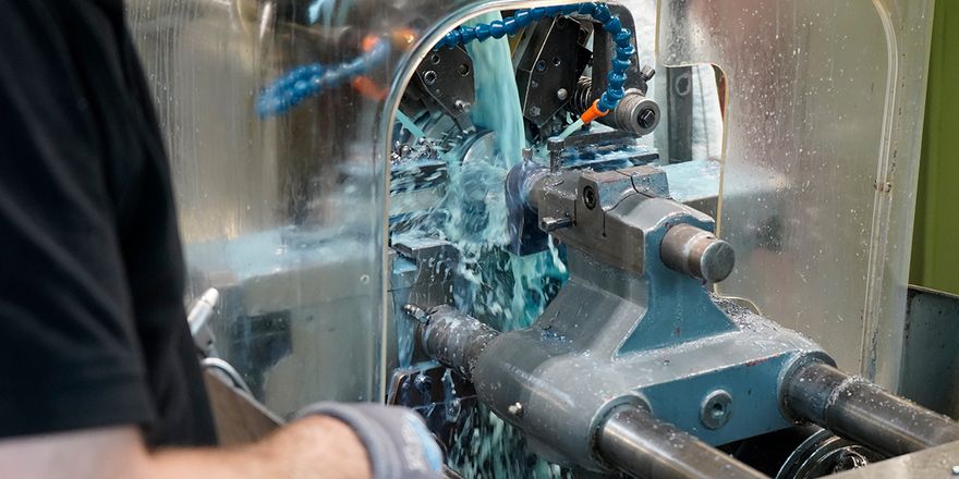 drehmaschine-mitarbeiter (Hermann Kemper GmbH & Co. KG Fassondreherei)